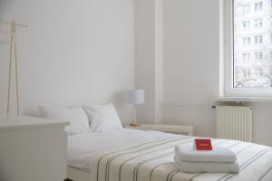 Rondo ONZ Sunny Apartment by BookingHost