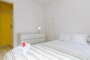 Rondo ONZ Sunny Apartment by BookingHost