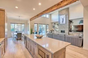 Luxury Mt Bachelor Retreat with Hot Tub and Patio - Deschutes River Woods