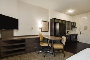 Queen Suite with Roll in Shower - Hearing Accessible/Non-Smoking room in Candlewood Suites Fort Lauderdale Airport-Cruise, an IHG Hotel