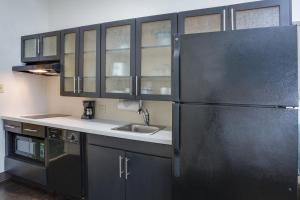 Queen Suite with Bath Tub - Hearing Accessible/Non-Smoking room in Candlewood Suites Fort Lauderdale Airport-Cruise an IHG Hotel