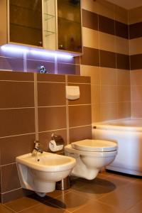 Elija Swan-Toy Apartments