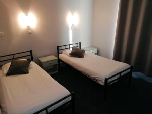 Hotels Logis Hotel Saint Jacques : photos des chambres