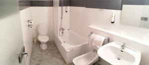 Hotels Logis Hotel Saint Jacques : photos des chambres