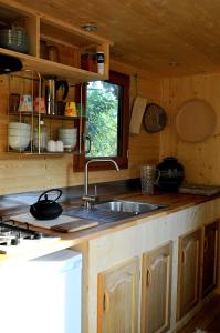Campings Le Petit Rias en Roulotte, 4 personnes, coin cuisine et cabinet de toilette : photos des chambres
