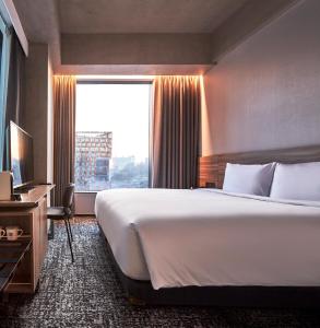 Phòng Hollywood Loại Sang Grand (Corner Deluxe Hollywood Room)