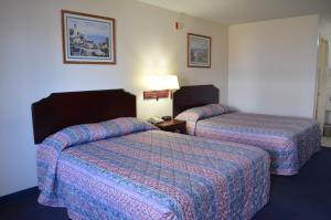 Queen Room with Two Queen Beds - Smoking room in American Inn and Suites White Hall