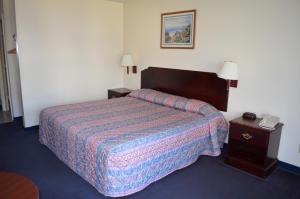 King Room - Non-Smoking room in American Inn and Suites White Hall