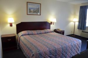 King Room - Smoking  room in American Inn and Suites White Hall