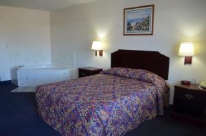 Queen Suite with Spa Bath room in American Inn and Suites White Hall