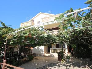 Family ground floor apartment close to the beach