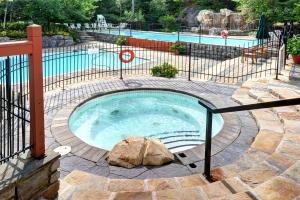 5 min to village w/hot tub