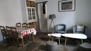 BOTOÙ KOAD, maison 2 ÉTOILES, WIFI gratuite, la MER, boulangerie, marché quotidien à 100 pas - 洛克罗南