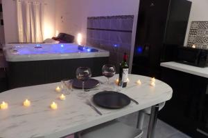 Appartements Nuit romantique avec Jacuzzi SPA privatif proche TOULOUSE : photos des chambres