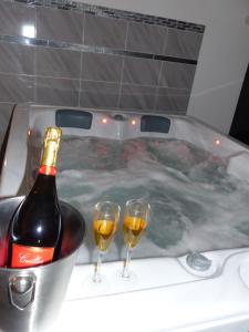 Appartements Nuit romantique avec Jacuzzi SPA privatif proche TOULOUSE : photos des chambres