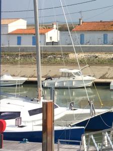 Hotels Les Bains Boyardville - Hotel et Restaurant : Chambre Double - Vue Partielle sur Mer.