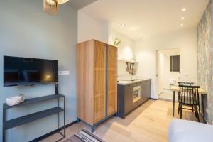 SHWAY - The Light Blue Parrot