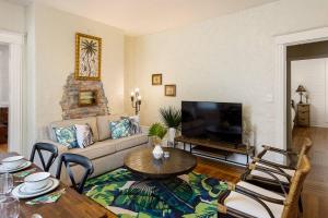 Four-Bedroom House room in 1858 Edgeland Avenue Unit One