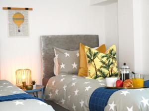 Stunning Sea View Beach Location Garden Parking Netflix Fast WiFi Smart TV Beautiful 3 Bedroom Apartment sleeps up to 8