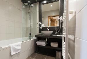 Hotels Hotel Club Le Cret : photos des chambres