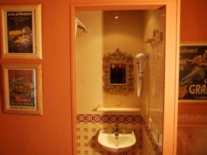 Hotels Hotel de Nesle : Chambre Double avec Toilettes Communes