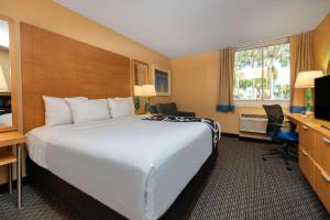 King Suite - Non-Smoking room in La Quinta I-95 Deerfield Beach