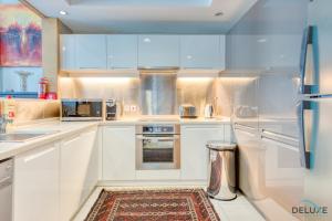 Close to Burj Khalifa & Dubai Mall with Relaxing Balcony, Claren Tower 1, Downtown Dubai by Deluxe Holiday Homes