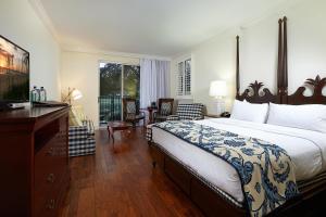 Deluxe King Room Lake View with Balcony room in Inn at Pelican Bay