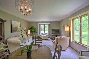 Charming Lewiston Apt 10 Miles to Niagara Falls!