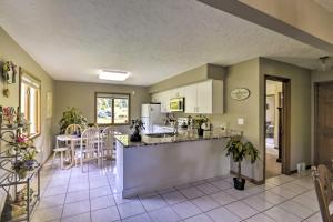 Charming Lewiston Apt 10 Miles to Niagara Falls!