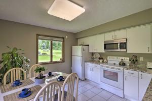 Charming Lewiston Apt 10 Miles to Niagara Falls!