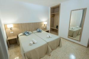 Twin Room with Balcony room in Hostal Mayol