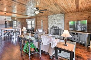 Lakefront Waterloo Cabin with Dock, Kayaks and Grill!