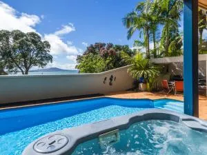 Beachside Holiday - Castor Bay Holiday Apartment - 旺阿帕劳阿