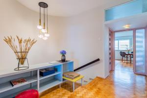 AMAZING DUPLEX - Mid Century Experience & PARKING