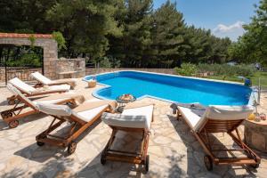 Luxury Villa Zlatni Rat with Pool, Near Zlatni Rat Beach, Bol
