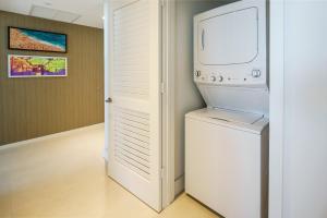 Apartment with Terrace room in 18th Floor Beach Front Premium Condo at Hyde Resort !