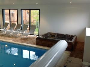 Maisons de vacances Spa et Piscine interieure privee 24 h sur 24 et 7j sur 7 : photos des chambres