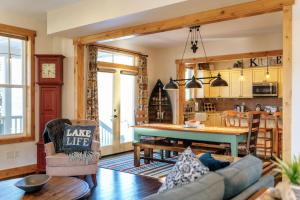 Driftwood Cottage with Carriage House #6CH