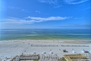 Marvelous Condo with Beachside Pool and Free Poolside WiFi - Unit 0902