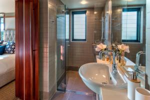 Yacht Club Villas on Hamilton Island by HIHA