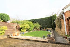 Spacious bungalow - private secure garden - sleeps up to 6