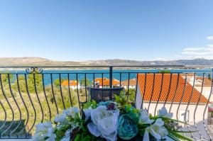 Three-Bedroom Apartment with Sea View room in Apartman Mia