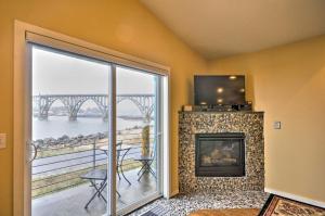 Waterfront Oregon Abode with Balcony and Ocean Views!