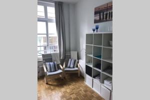 Central, Modern, mit großem Balkon Checkin123