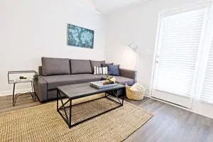 Dwell Proper 2 Bedroom Condo - 格罗夫敦