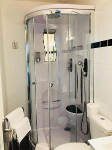 Hotels Logis Hotel Louise de Savoie : Chambre Double avec Douche - 1 Lit