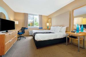 King Room - Non-Smoking room in La Quinta by Wyndham Coral Springs South