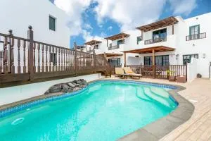 Casa Lili - Shared Pool - Close to Seafront Promenade - Sea Views from upper terrace - Ye