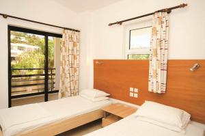 Coliseum Studios & Apartments